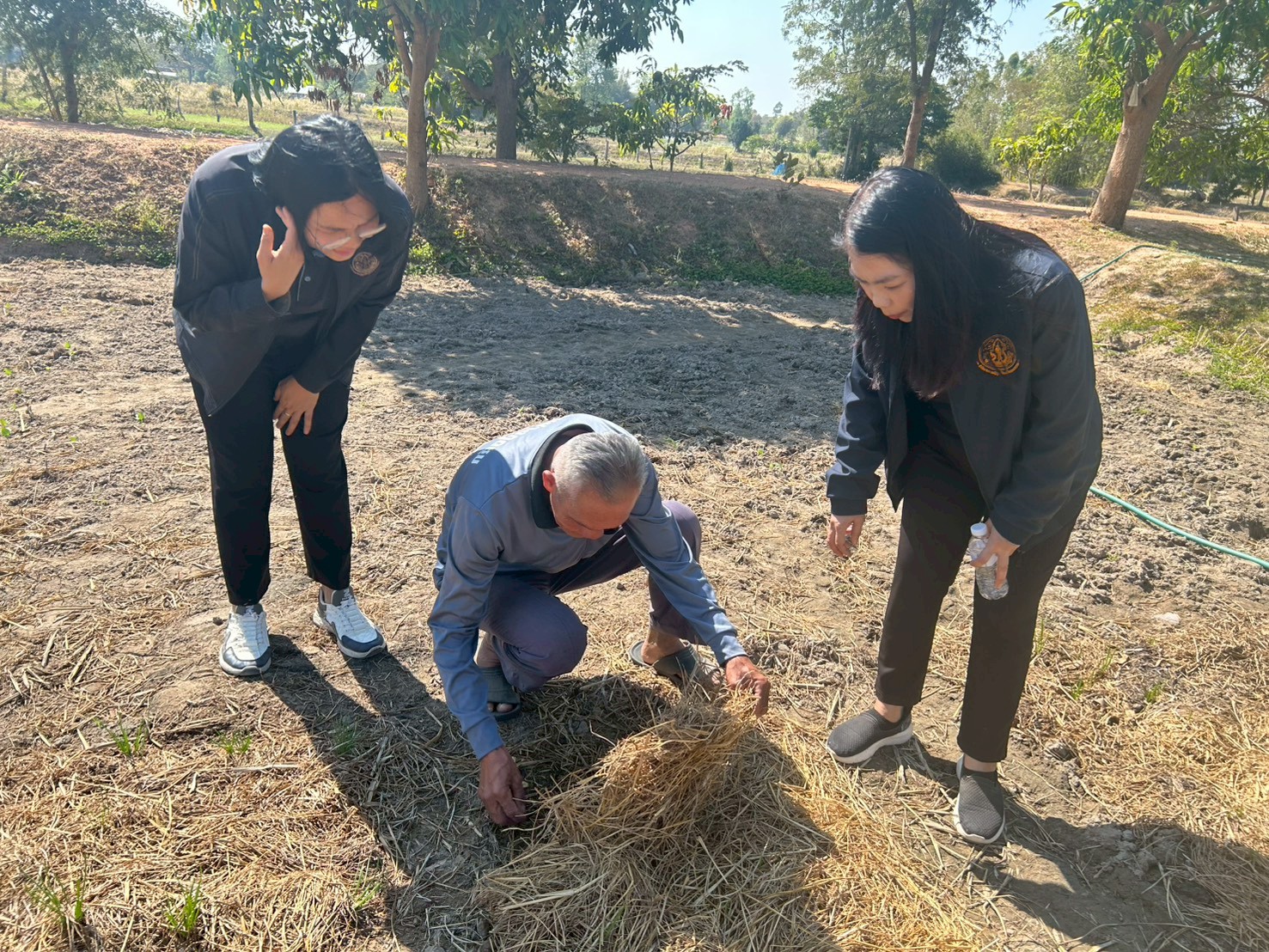 ส.ป.ก.ยโสธร ตรวจเยี่ยมเกษตรกรกลุ่มแปลงใหญ่สมุนไพรและเกษตรกรวิสาหกิจชุมชนแปรรูปข้าวเกษตรอินทรีย์บ้านโนนยาง ในเขตปฏิรูปที่ดิน ในพื้นที่ตำบลคำน้ำสร้าง และตำบลกำแมด อำเภอกุดชุม จังหวัดยโสธร 