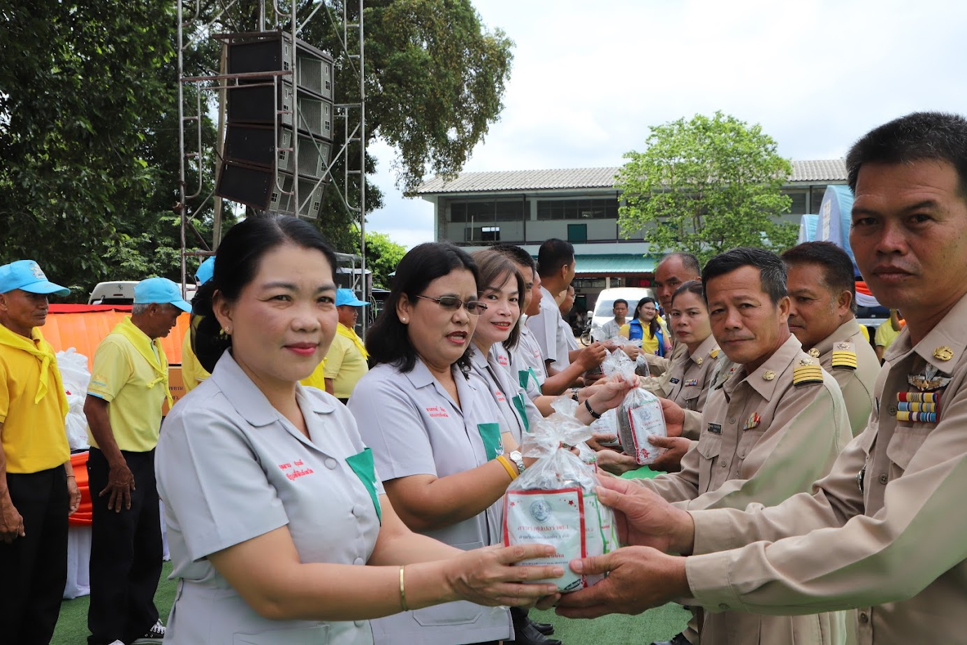 ส.ป.ก.ยโสธร ร่วมออกปฏิบัติงานหน่วยแพทย์เคลื่อนที่ พอ.สว.จังหวัดยโสธร ร่วมกับโครงการจังหวัดเคลื่อนที่ “เพิ่มรอยยิ้ม เติมความสุข ให้คนยโสธร”