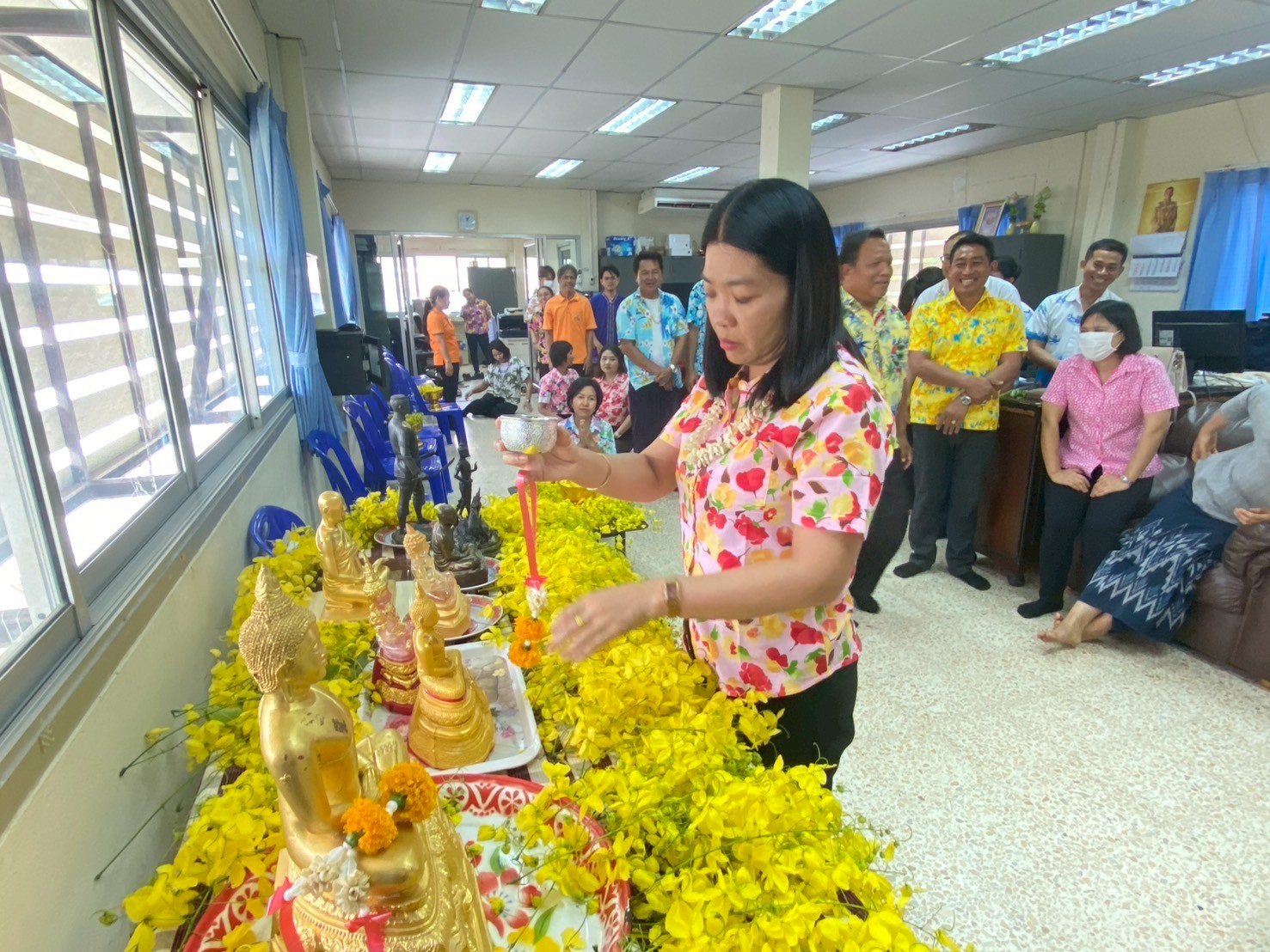 ส.ป.ก.ยโสธร จัดพิธีสรงน้ำพระพุทธรูป และรดน้ำขอพรผู้ใหญ่ เนื่องในประเพณีวันสงกรานต์ ประจำปี 2568
