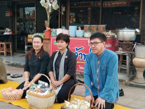 ทำบุญตักบาตร