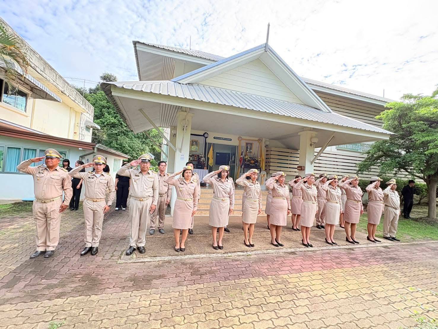title - ส.ป.ก.ยโสธร เชิญธงชาติไทยและร้องเพลงชาติไทย  เนื่องในวันพระราชทานธงชาติไทย ประจำปี 2569